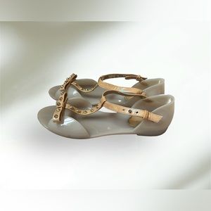 🛍️SALE🛍️ Stuart Weitzman Rubber Bow Accents T-strap Sandals
